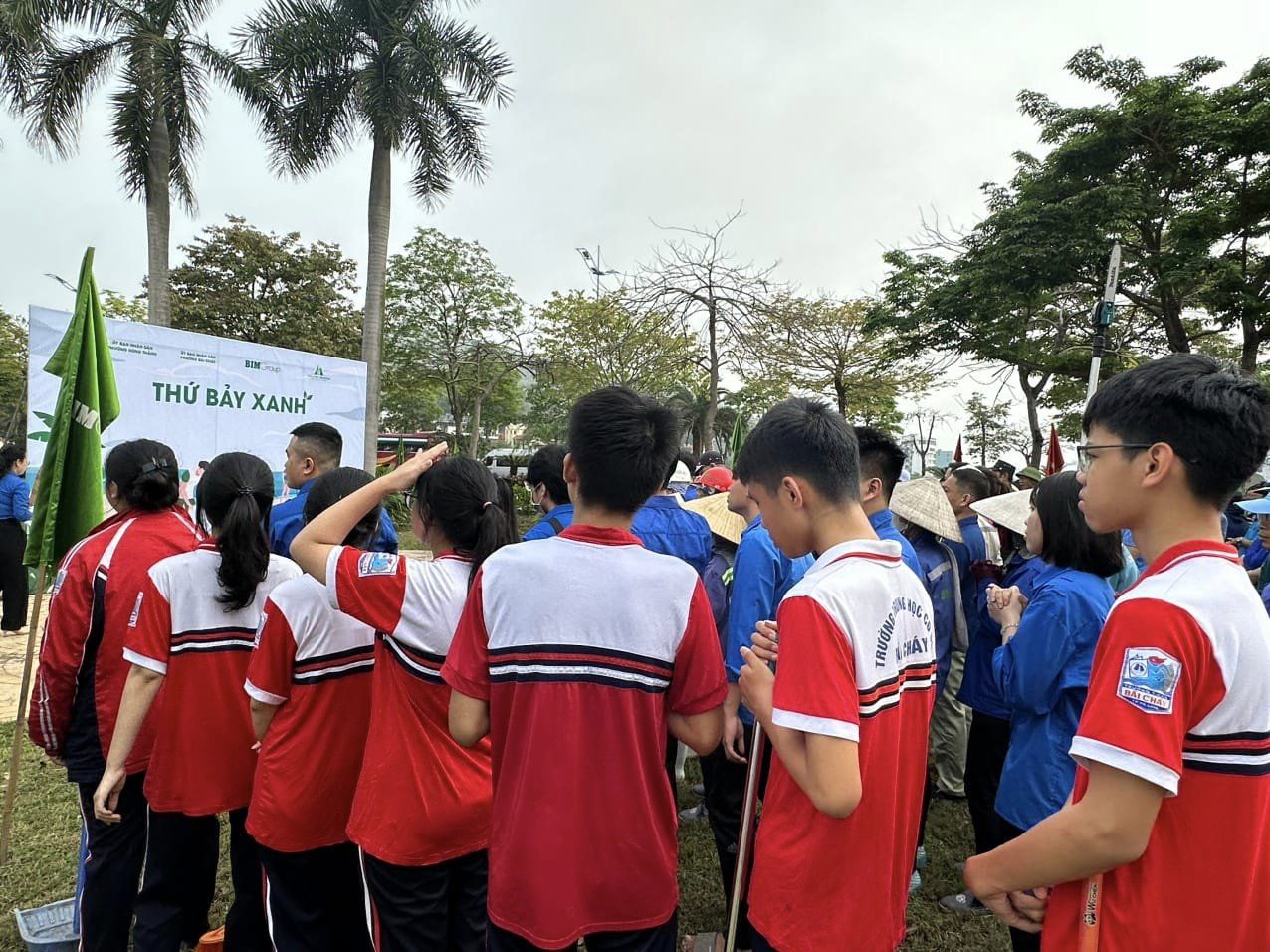 Ra quân ngày Thứ Bảy xanh - tổng vệ sinh ven hồ Ao Cá