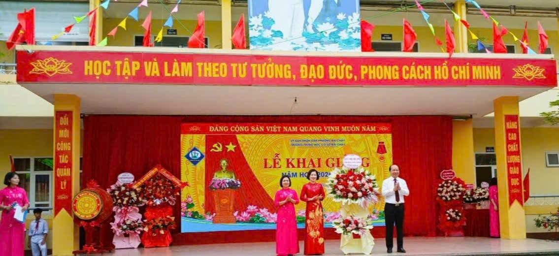 Đồng chí Nguyễn Hoàng Quý - Bí thư Đảng ủy, Chủ tịch HĐND phường Bãi Cháy, thay mặt lãnh đạo phường Bãi Cháy lên tặng hoa chúc mừng