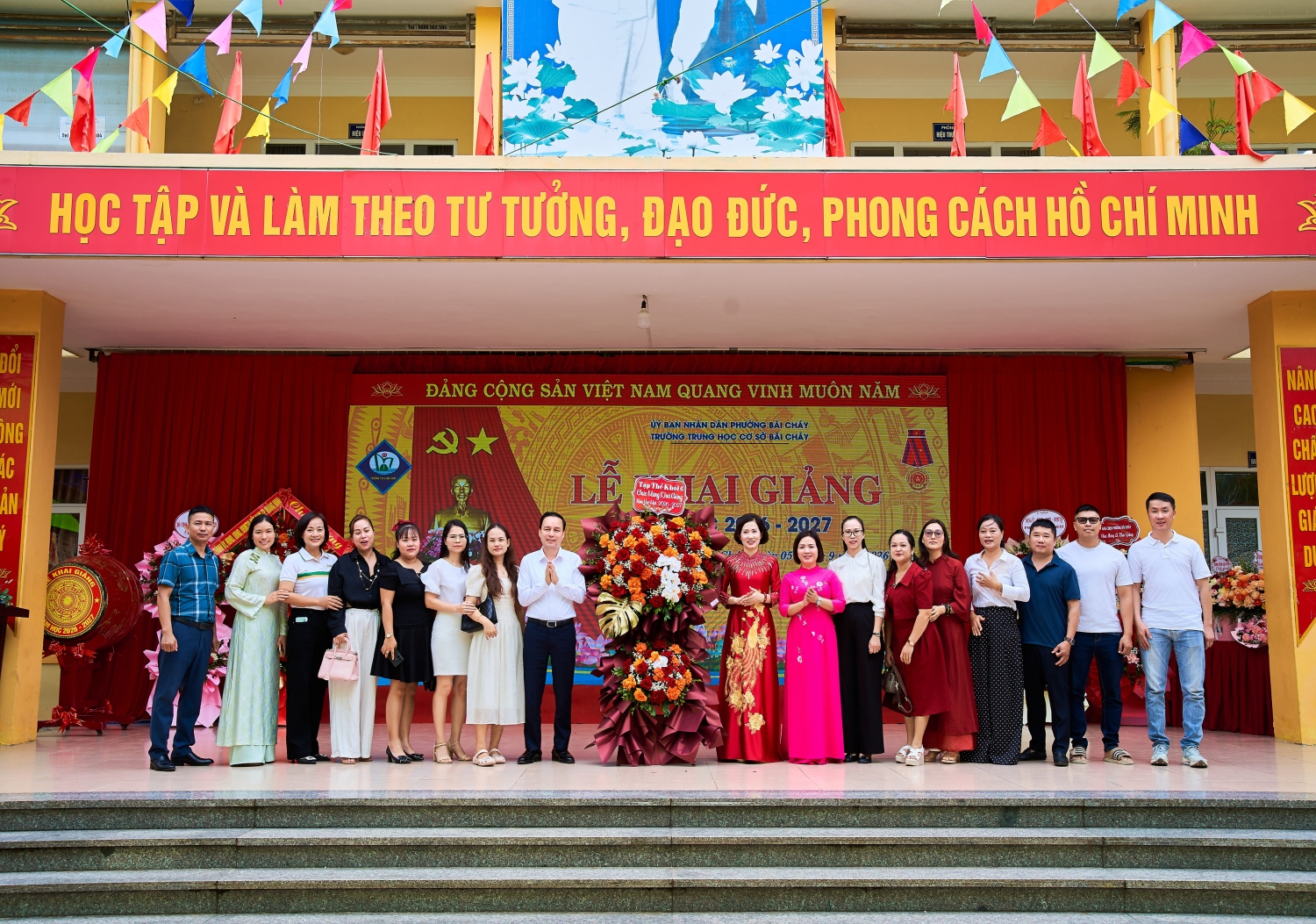 Ban đại diện cha mẹ HS của trường lên tặng hoa chúc mừng nhà trường